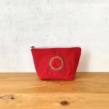 刺繍入り赤いポーチの画像