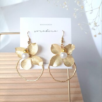 ★c　"凛とした印象に…"　春　夏　ウェディング　花嫁　フォーマル　大ぶり　花✕ゴールド×パール　大人モードピアス／イヤリングeの画像