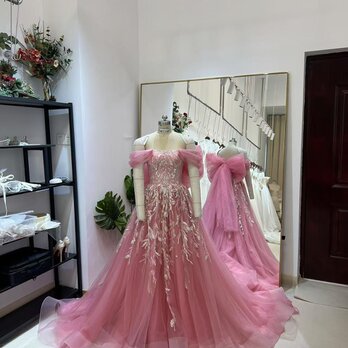 華やか カラードレス ビビッドピンク ふっくら柔らかなバックリボン キラキラ光る刺繍 オフショルダー 結婚式の画像