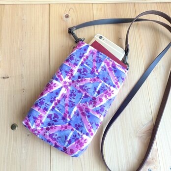 リバティ　スマホポーチ　持ち手/ショルダー　帆布裏地　本革ベルト＜Floral Flag＞(フローラルフラッグ)の画像