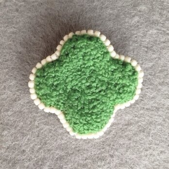 四葉のクローバーみたいなビーズ刺繍ブローチの画像