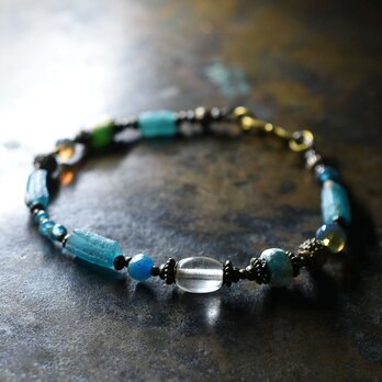 エメラルドグリーンローマングラスとアンティークボヘミアビーズ、発掘ビーズ、銀化ビーズ、民族族ブラス、オパールのブレス