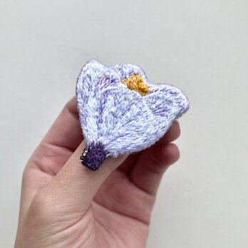 ichirin/紫と白/クロッカスの花　刺繍ブローチの画像