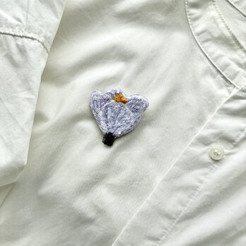 ichirin/紫と白/クロッカスの花　刺繍ブローチの画像