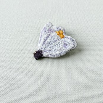 ichirin/紫と白/クロッカスの花　刺繍ブローチ