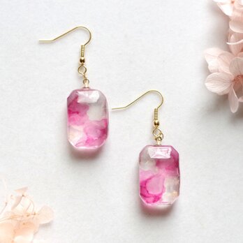 レジンアート　エメラルドカットのピアス〈薔薇は降る〉の画像
