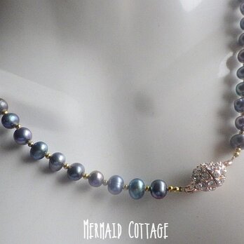 Flesh Pearl Necklace 淡水パールのネックレス　☆ビッグマグネットクラスプ☆黒蝶真珠　バロックパールの画像
