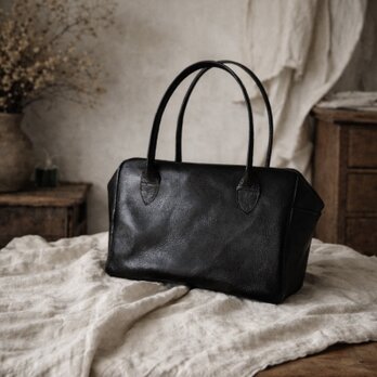 無骨に馴染む。本革 パラシュートバッグ／ブラック｜ハリのある豚革とミリタリーの余韻