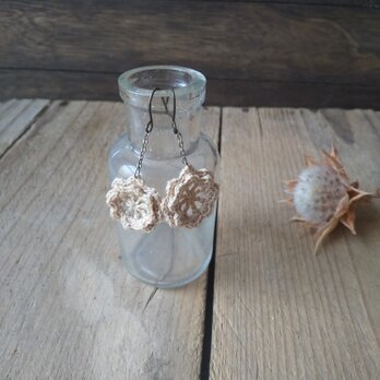 揺れるナチュラルなお花のピアスの画像