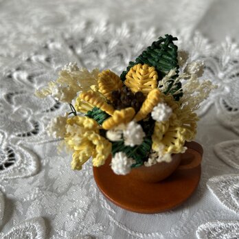 小さなコーヒーカップの籐の花・黄色の小花の画像