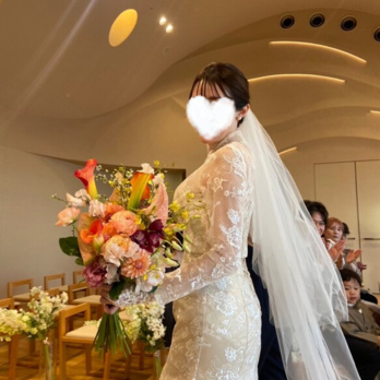 実例写真！ウエディングドレス 長袖 マーメイドライン 贅沢な小花総レース 華やかなトレーン 高みせ 拳式の画像