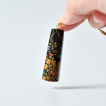 【ヴィンテージリメイク】鼈甲草花蒔絵ペンダントの画像