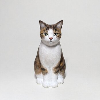 木彫り猫〈おすわり(キジ白)〉の画像