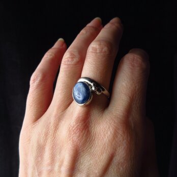 青の煌めき・静かな輝きのカイヤナイト・シンプルデザインのシルバーリング