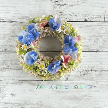春満開！ブルースイトピーのリースの画像