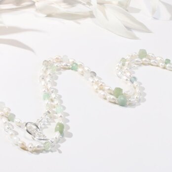 ミントグリーンの天然石と淡水パールのロングネックレス