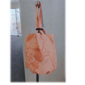 105　巾着　トートバッグ　バケツ型バッグ　小さいサイズ　総絞り着物　オレンジ色　金魚　昭和レトロ　ウッドリング　４ポケットの画像