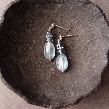 【SV】Sky Blue Kyanite Bicolor Earrings／スカイブルーカイヤナイト スタッドピアス（Oval）の画像