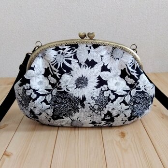 リバティ　長財布も入る大きめ　がま口ショルダーバッグ　25cmハート♡口金　花柄　スイムダンクレア　ネイビー　　176の画像