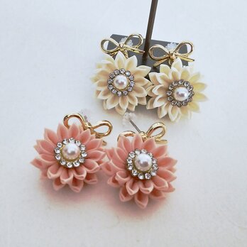 花とリボンの煌めきピアス　アプリコットピンク　クリームホワイトの画像
