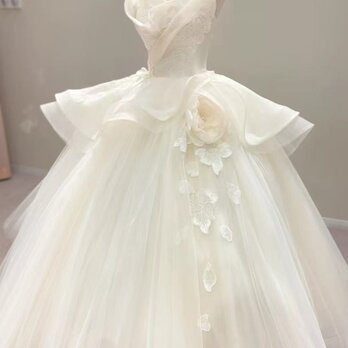 豪華！ウェディングドレス ベアトップ フリルドレス シアーな美しさ 花モチーフ 結婚式の画像