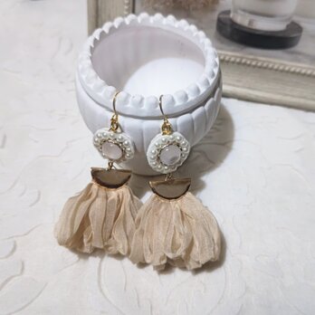 パーティーやプレゼントに 花弁シフォンピアス 3の画像