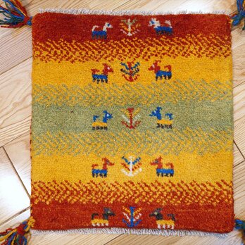 ペルシャ　ギャッベ　ミニマット　横39x41㎝　茜色 黄金色 緑色　ヤギ羊　T8430の画像