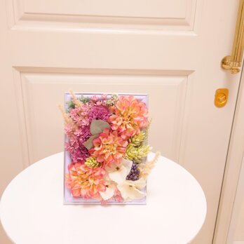 大きなダリアと小花のブルーフレームアートの画像
