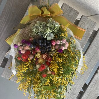 ユーカリとポンポンミモザの可愛い花束の画像
