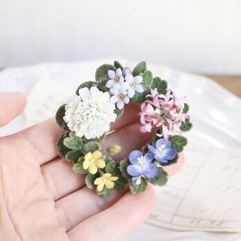 布花　草花のリースブローチ　1532の画像
