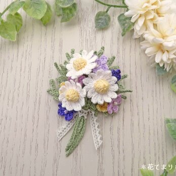 レース編み カモミールと野の花の小さなブーケのブローチの画像
