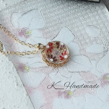 チェコガラスボタン光をまとう小花の和風ネックレスの画像