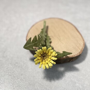 布花　黄色いお花とギザギザ葉っぱ、可愛いたんぽぽのコサージュ。の画像
