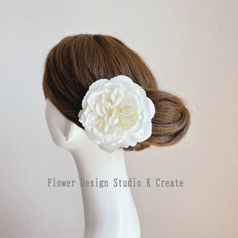 シンプルな白いバラの髪飾り　フラメンコ　白　花径11cm　オフ白　薔薇　フローレス　バレエの画像