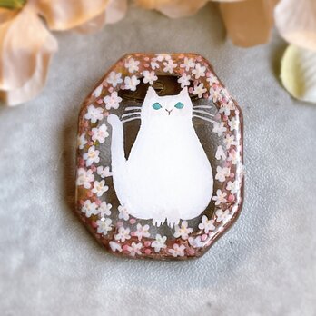 桜と白ねこのブローチ　ステンドグラスの画像