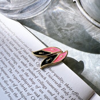 P635-ヴィンテージピアス U.S.A. 1980s Gold Tone Black Pink Enamel Paintの画像