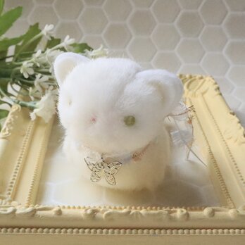 ちいさなぬいぐるみ　緑の瞳の白猫すわりポーズ*銀色の蝶の画像
