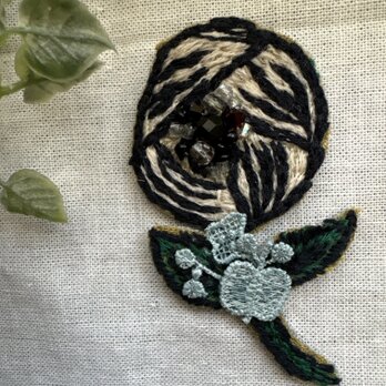 ★ ☆ハンドメイド☆ミナペルホネンrosyブローチビーズスワロ黒の画像