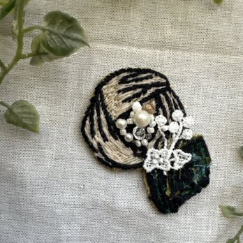 ★ ☆ハンドメイド☆ミナペルホネンrosy白ブローチビーズスワロの画像