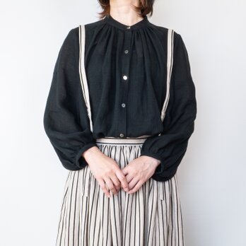 柔らかリネンガーゼのドレープブラウス【黒・スタンドカラー・パフスリーブ・9分袖】の画像