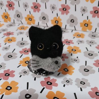 お魚くわえた　赤いリボンの似合う黒ねこちゃんの画像