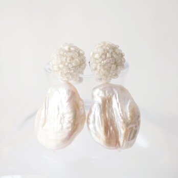 【 kiira,baroque pearl】アンティークビーズ手刺繍ピアスの画像