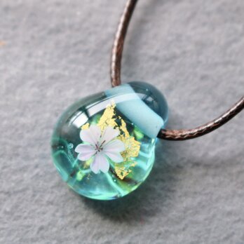 ＊期間限定SALE＊桜のとんぼ玉ガラスペンダント（小サイズ）金箔入り　水色の画像