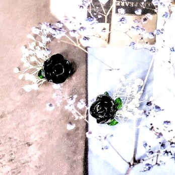 黒漆の薔薇とかすみ草のピアスイヤリング【2141】の画像