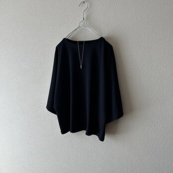 さらりとしたポンチニットのトップス　ブラックの画像