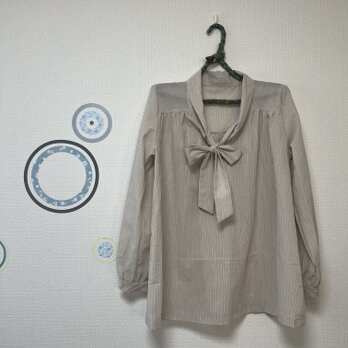 毎日着たい大人服　ボウタイブラウス　薄手のコットンボイル　デザインストライプ　ベージュ系の画像