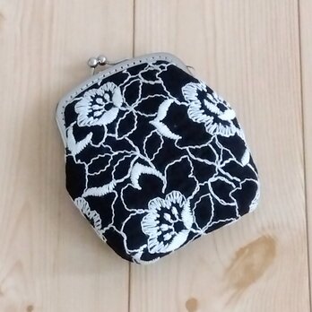 がま口カードケース　刺繍＆椿　8cm口金　アクセサリーケース　コインケース　ブラック　　179の画像