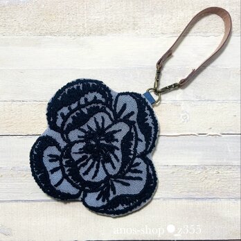 z355●フラワーポーチ（ミナペルホネン刺繍生地使用の画像
