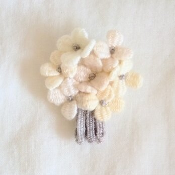 花束みたいな刺繍ブローチ　ニュアンスクリームの画像