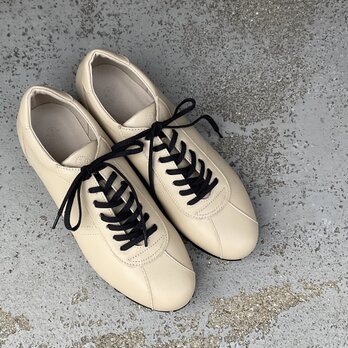 【新作 ベージュ】ふわっとしたクッションで人気のEMAのスニーカーの画像